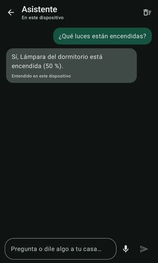 Pregúntale a bio: ¿qué luces están encendidas? Sí, la lámpara del dormitorio está al 50 %, entendido en este dispositivo