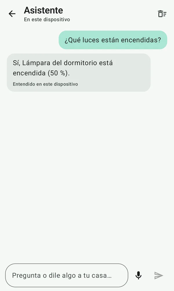 Pregúntale a bio: ¿qué luces están encendidas? Sí, la lámpara del dormitorio está al 50 %, entendido en este dispositivo